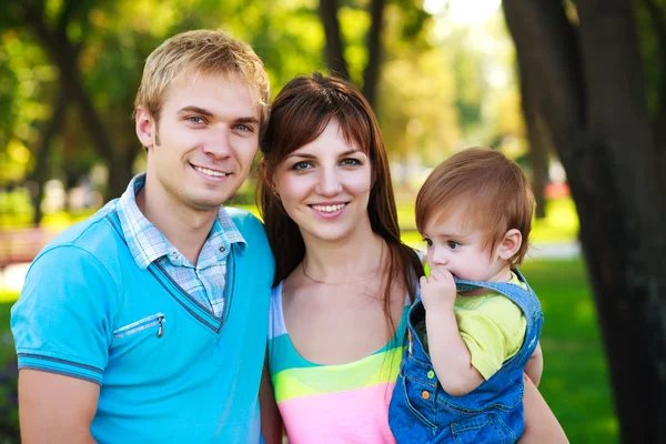 Portret de familie într-un frumos parc de vară — Fotografie, imagine de stoc