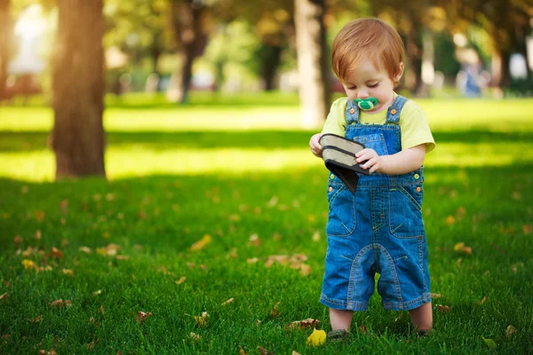 Bebê feliz brincando com uma bolsa — Fotografia de Stock