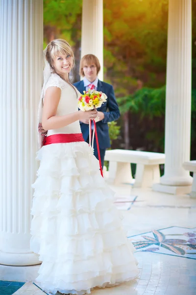 Felice sposa e sposo vicino colonna bianca — Foto Stock