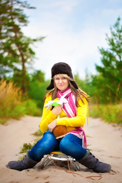 Chica divertida en gorra con orejeras y flor — Foto de Stock