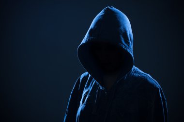 Karanlığın içinde kukuleta ile korkunç kadın