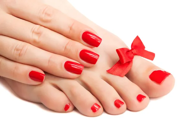 Manicura roja y pedicura con lazo. aislado —  Fotos de Stock