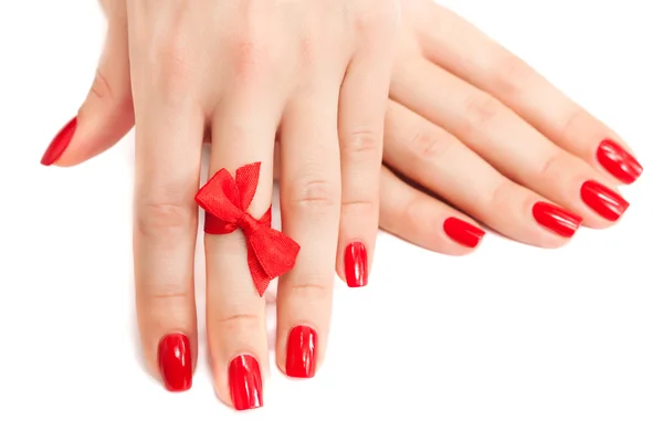 Rode manicure met een boog geïsoleerd — Stockfoto