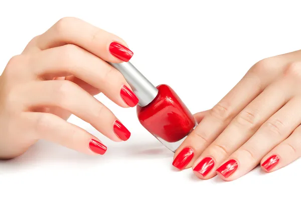 Mains avec manucure rouge et bouteille de vernis isolé — Photo