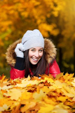 sevimli kız bir sarı sonbahar yaprak yalan söylüyor