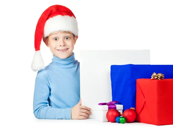 Garoto bonito com um monte de presentes de Natal — Fotografia de Stock