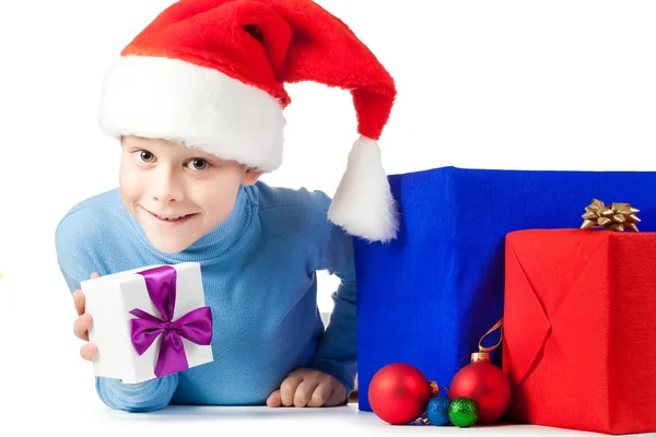 Счастливый ребенок с большим количеством рождественских подарков — стоковое фото