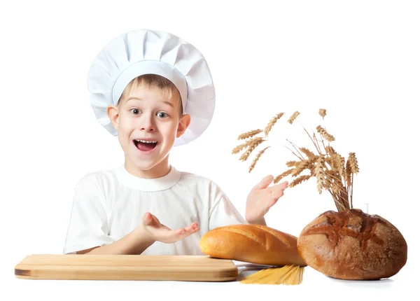 Divertente piccolo sguattero sta impastando pasta — Foto Stock