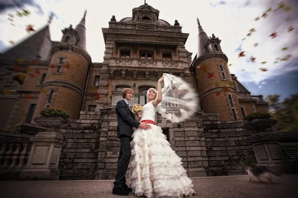 Sposi e sposi si stanno abbracciando vicino all'antico castello — Foto Stock