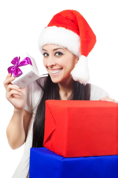 Счастливая женщина в шляпе Санта-Клауса с большим количеством подарков Стоковое Фото