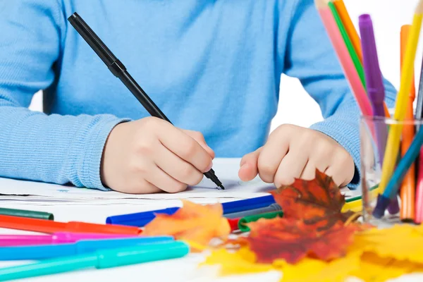 Kinderhände mit Zeichnung und Bleistift — Stockfoto