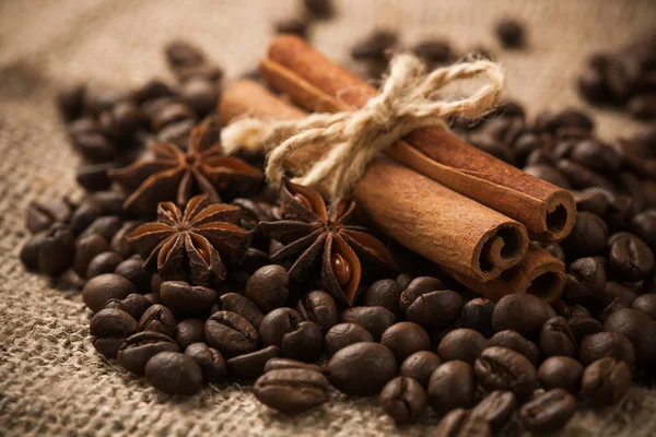 Rollos de canela en los granos de café tostados. macro —  Fotos de Stock