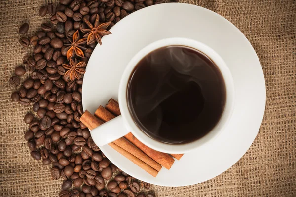 Xícara de café aromático com canela e anis — Fotografia de Stock