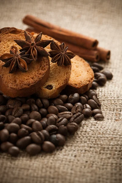 Biscoitos com grãos de café torrados. macro — Fotografia de Stock