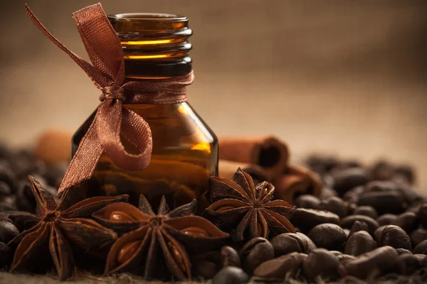 Fles koffie aroma-olie met aromatische koffie bonen — Stockfoto