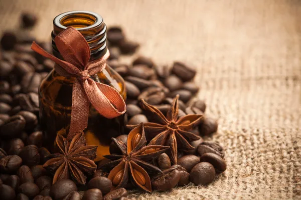 Aceite aromático de café de botella con granos de café aromáticos —  Fotos de Stock