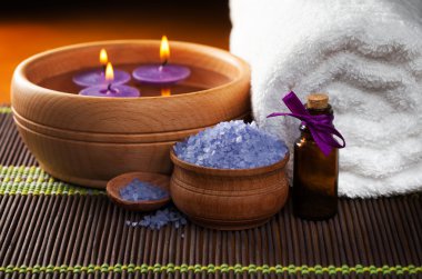 Lavanta banyo tuzu ve çiçek. Spa