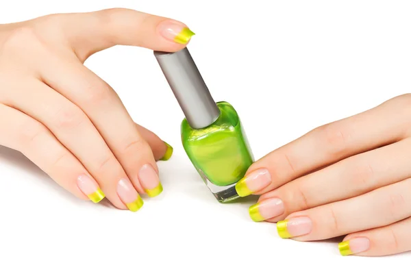 Vrouw hand met een fles van groene nagellak — Stockfoto