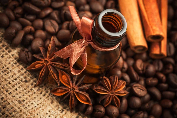Flaska kaffe doft olja med aromatiska kaffebönor — Stockfoto