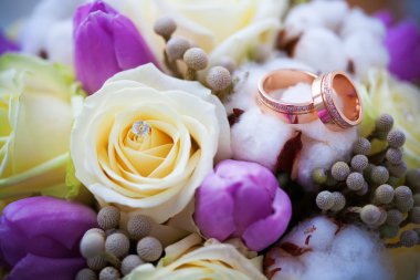 Düğün boquet üzerinde iki güzel altın yüzük