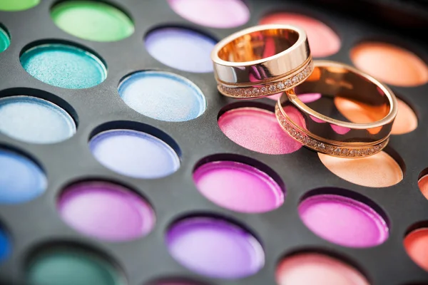 Kit de maquiagem para olhos e anéis de casamento — Fotografia de Stock