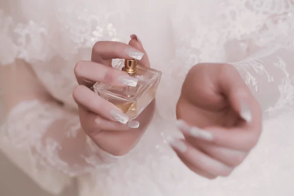 Noiva aplicando perfume em seu pulso — Fotografia de Stock