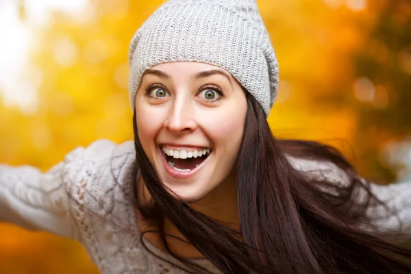 Mujer feliz en un parque amarillo de otoño —  Fotos de Stock