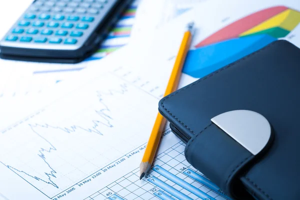 Pénzügyi statisztikai grafikonok és notebook — Stock Fotó