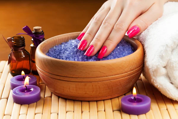 Female hands with aromatic candles and towel. Spa — Stock Photo, Image