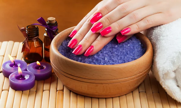 Female hands with aromatic candles and towel. Spa — Stock Photo, Image