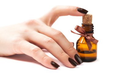 kadın eli esans bir şişe. izole