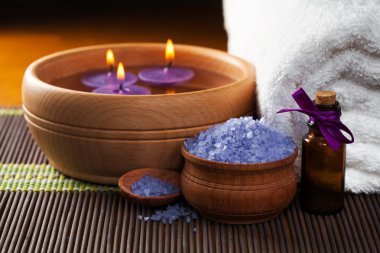 Spa kokulu mumlar ve havlu ile natürmort.