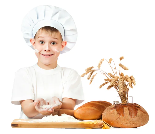 Divertente piccolo sguattero sta impastando pasta — Foto Stock