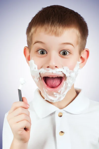 Niño sorprendido en espuma de afeitar — Foto de Stock