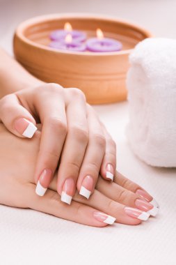 manikürlü eller kokulu mumlar ve havlu ile. Spa