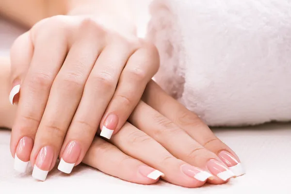 Mani femminili con asciugamano. Spa — Foto Stock