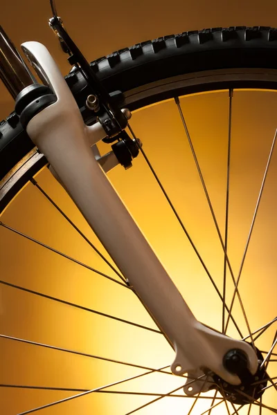 Roda de bicicleta com garfo de suspensão — Fotografia de Stock