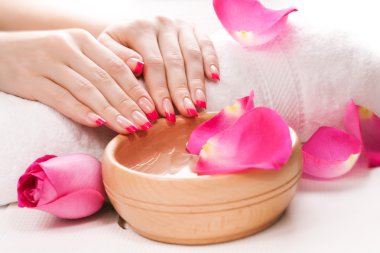 güzel manikür mis kokulu gül yaprakları ve havlu ile. Spa