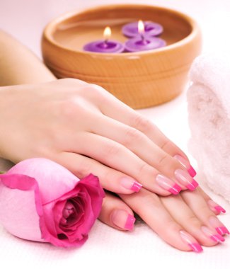 mis kokulu gül yaprakları ve havlu ile eller. Spa