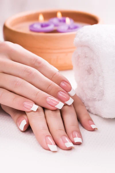 Mooie manicure met aromatische kaarsen en handdoek. Spa — Stockfoto