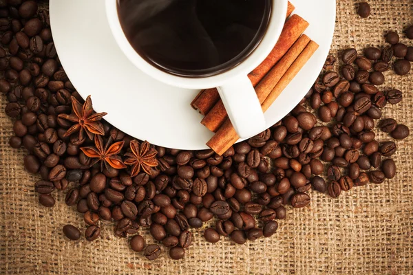 Xícara de café aromático com canela — Fotografia de Stock