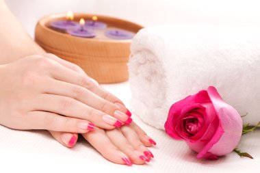 mis kokulu gül yaprakları ve havlu ile eller. Spa