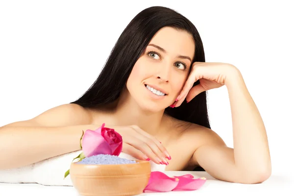 La mujer bonita se está relajando en el spa. aislado — Foto de Stock