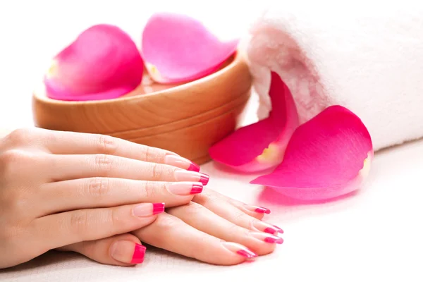 Manicura rosa con pétalos de rosa fragantes y toalla. Spa — Foto de Stock