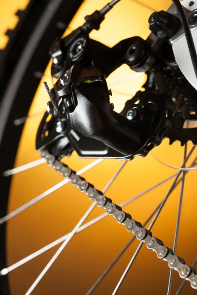 Casete trasero de bicicleta en la rueda con cadena en la naranja —  Fotos de Stock