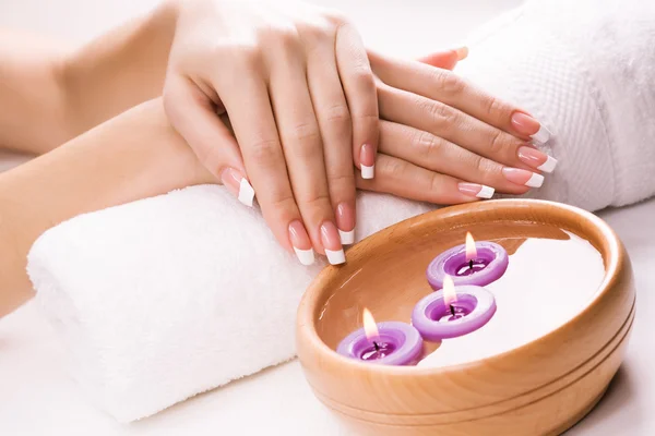 French manicure met aromatische kaarsen en handdoek. Spa — Stockfoto