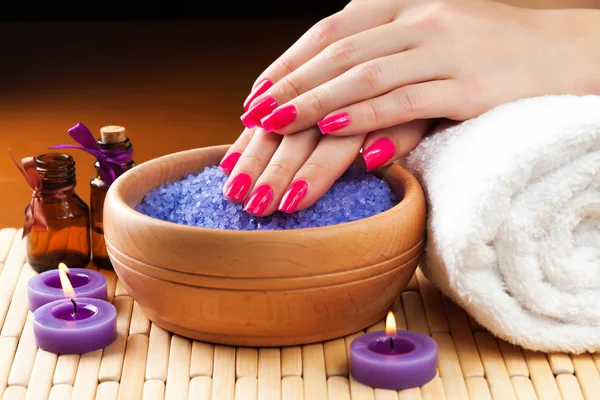 Female hands with aromatic candles and towel. Spa — Stock Photo, Image