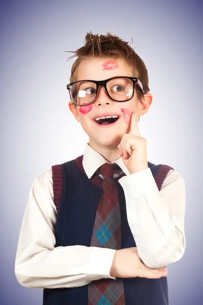 Pojke lovelas i läppstift med rufsig hår. på en blå — Stockfoto