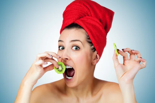 Atractiva mujer con mascarilla de kiwi como alimento — Foto de Stock