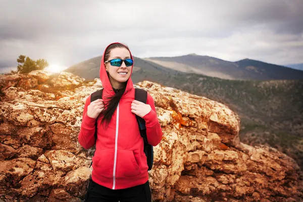 Kadın turist kayaların üst yolu arıyor — Stok fotoğraf